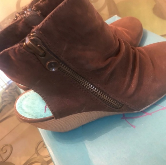 Blowfish Brown Booties Sz 8.5 - Picture 2 of 4